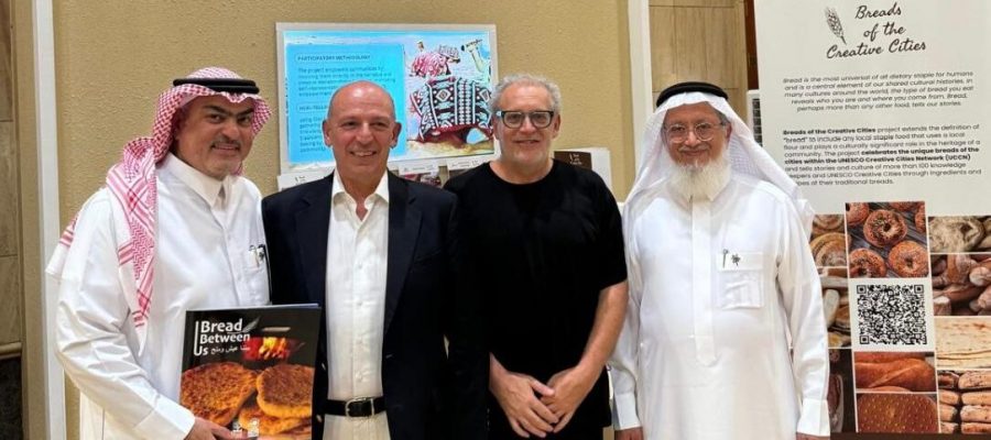 BoCC_Buraydah_The Director of the KSA UNESCO National Commission visiting the BoCCBBU booth